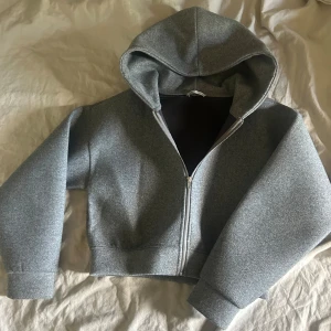 Jacka/hoodie från Zara - Grå jacka/hoodie med dragkedja. Den är supermysig och perfekt för höst och vinter. Den har en normal passform. Den är använd max 3 gånger🩷