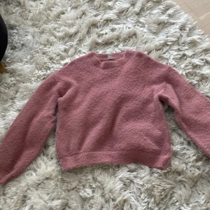 Fluffig tjocktröja storlek: 158-164/Xs-S - Fluffig tjocktröja! Lite oversize i modellen men den är väldigt bekväm!