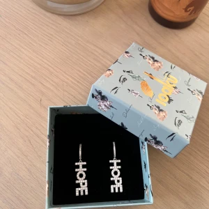 Ioaku örhängen!💕 - Hope-örhängen som jag aldrig använt, då mina hål har växt igen! Kontakta mig för info!💕