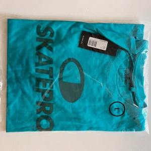 Skatepro T-shirt - Oanvänd, oöppnad t-shirt från SkatePro. Storlek L