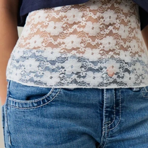 Vit spetslinne - Säljer ett superfint vitt spetslinne. Det är ärmlöst och har en v-ringad hals. Perfekt för sommaren eller en festlig kväll. Linnet är gjort av spetsmaterial och har en tight passform. Passar bra till jeans eller kjol för en söt och stilren look.