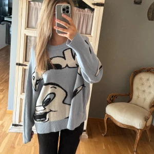 Stickad blå tröja - Denna stickad blå oversized tröjan, som är det lilla extra man behöver till en tråkig outfit, är från Weekday. Säljer då den inte kommer till användning.💙