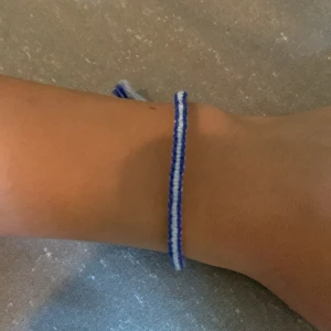  Armband - Handgjort armband   Färg: mörkblå,ljusblå  Kan beställa i nästan valfri / valfria färger, och storlek