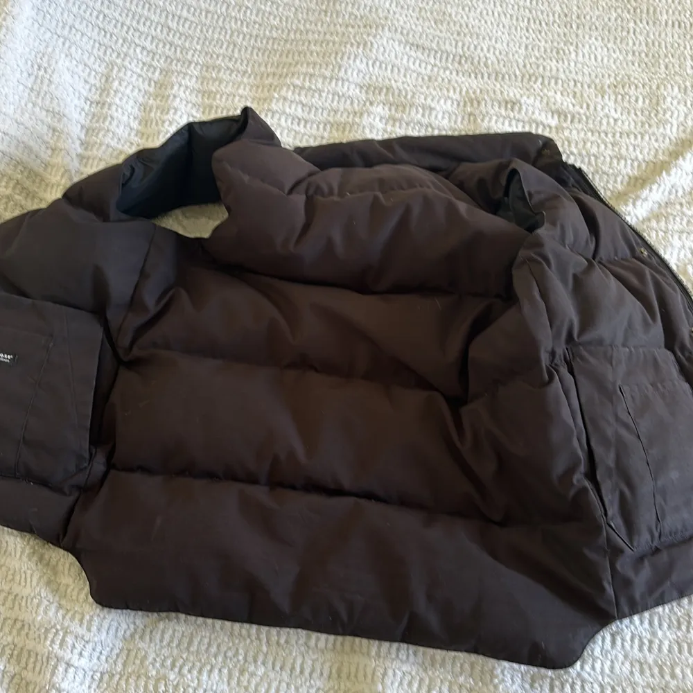 Hej! Jag säljer min canada goose väst i storlek  xs. Den säljs inte längre, alltså är den väldig limiterad. Nypris 3000-6000kr mitt pris 999. Jackor.