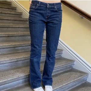 Mörkblå jeans - Säljer ett par mörkblå jeans i bra skick. De är utsvängda i modellen och har en normal passform. skriv privat för mått. jag är 166 cm lång och modellen på bilden är 170 💙