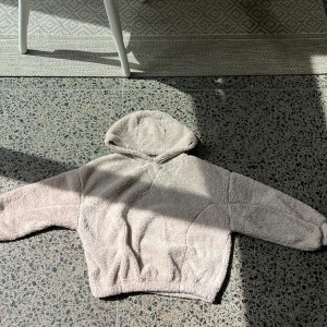 En gosig och fluffig hoodie - Bra skick, perfekt till vintern och hösten och sena sommarkvällar när det är lite kyligare.
