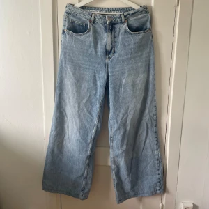 Ljusblå jeans med breda ben - Säljer ett par ljusblå jeans med breda ben och hög midja. De är i storlek 31 med längd 32. Köp direkt eller kom med prisförslag 💙