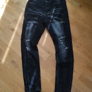 Ripped jeans slim - Ripped jeans i film fit som är skit snygga. Köptes för några månader sedan men bara legat i garderoben oanvänd. Storlek S och pris kan som vanligt diskuteras 