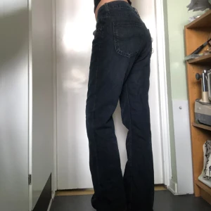 Lee baggy jeans - 🎀 Vintage jeans från Lee | Baggy modell | Köpt secondhand | Små slitningar vid slutet av benen(se bild 5) | Passar mig som bär xs-s! 🎀