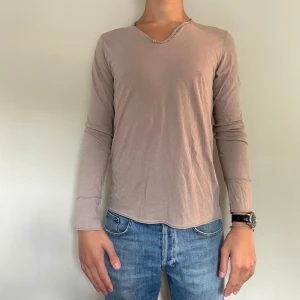 Beige långärmad tröja med dödskalle - Säljer en sällsynt tröja från Zadig voltaire, den är s men passar också m. Riktigt tunt linne material som är asskönt och har en grym passform! Skick 9/10 modell 189