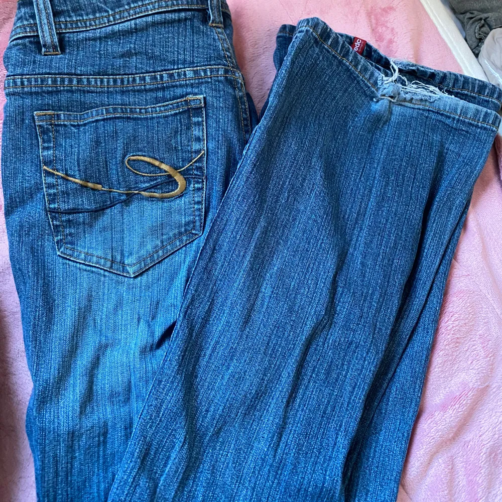 Säljer ett par snygga blå jeans från EDC. De är i storlek 36/38 och har en klassisk femficksdesign med en broderad detalj på bakfickan. Jeansen är i bra skick och har en bekväm passform. Perfekta för vardagsbruk! Jeansen är lågmidjade!. Jeans & Byxor.