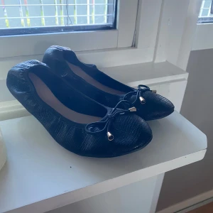 Ballerina skor - Svarta ballerina skor som var för små, oanvända💕