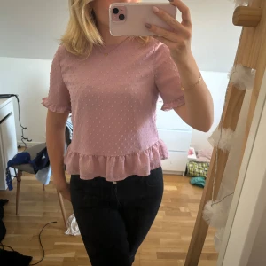 Blus - Säljer denna fina blusen från nakd i storlek 36. Ny skick då den är oanvänd. 