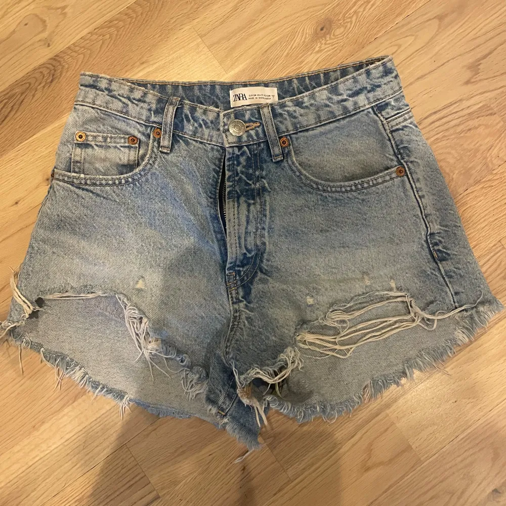 Jätte fina jeansshorts från zara. . Shorts.