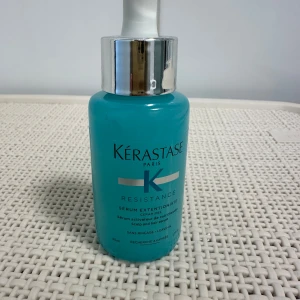 Kérastase Resistance Sérum Extentioniste - Säljer en flaska Kérastase Resistance Sérum Extentioniste. Den är i en snygg turkos färg med en silverfärgad pump. Flaskan är gjord av glas och har en modern och stilren design. Perfekt för att stärka och vårda håret då det stimulerar hårbotten och främjar hårväxt. Köp direkt eller ge prisförslag 💛 se lång kvar på bild 2