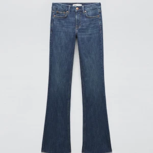 Zara Jeans - Helt oanvända blå mid rise jeans från zara i storlek 32. Hittar inte längre på hemsidan så har bara en bild på de. De är helt oanvända endast testade💗 Köptes för 399kr säljer för 250kr