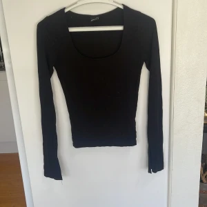 Gina tricot tröja - Svart urringad Gina tricot tröja med fina armar