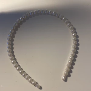 Pärldiadem  - Jätte gulligt diadem som jag inte vet vart jag köpt det ifrån men som är jätte fint och i jätte bra skick. Använd men inte mycket!! 
