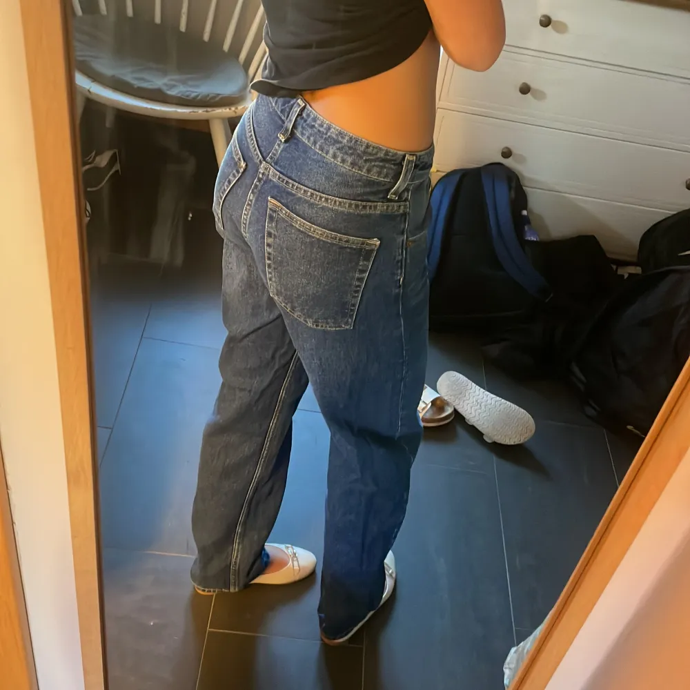 jätte fina jeans i mörkblått❤️ är ca 170, står inte storlek men skulle säga S/36. Jeans & Byxor.