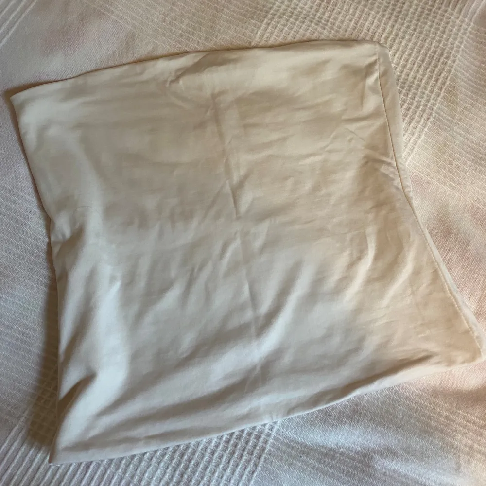 Tubtopp från NAKD. Använd enstaka gång. Originalpris 299 kr. https://www.na-kd.com/sv/produkter/double-folded-tube-top-offwhite-1044-000284-0260. Toppar.