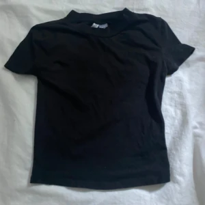 T-shirt, svart - Svart thight t-shirt, bra skick! Den är ganska kort.