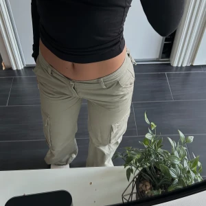 Cargobyxor  - Säljer ett par gröna cargo byxor i storlek 34 från Gina Tricot. Har används bara några gånger, fortfarande i bra skick!💗