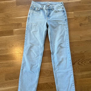 Gina jeans - Lågmidjade jeans från Gina Tricot, storlek 32 men stora i storlek. Innebenslängd ca 81,5cm. Två pyttesmå fläckar som jag inte försökt få bort men syns knappt💓 nypris cirka 500kr