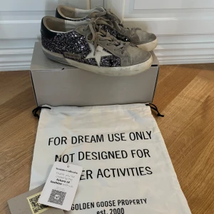Golden Goose super star - Säljer mina fina golden goose i modellen: super-star classic with list and half mu. Lite tecken på andvändning men inget man ser tydligt (glitter). Har äkthetsbevis från vestiare Collective och från Golden Goose. Meddela för frågor och fler bilder