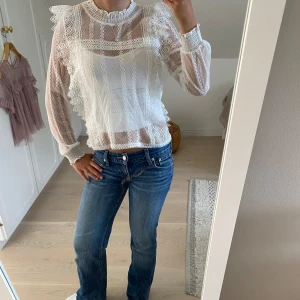 Vit spetsblus med volanger - Säljer en superfin vit spetsblus med volanger. Den har långa ärmar och volangdetaljer. Blusen är från zara och pris kan diskuteras💖