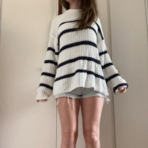 Stickad långärmad - Denna mysiga tröja är i fint skick (inga noppror eller lösa trådar!) passar perfekt till alla avslappnade tillfällen och outfits med jeans. Väldigt bekväm! Tröjan har loosefit som man kan se på bilderna💕💗