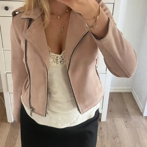 ROSA BOMBERJACKA  - Supersnygg rosa bomberjacka med silvriga dragkedjor som detalj. Köpt för flera år sedan och är i superfint sick med  inga defekter alls💕💕Storlek 164 men passar XXS-S storleksmässigt beroende på passform. 