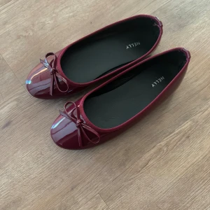 Röda ballerinaskor NELLY - Röda ballerinaskor från Nelly i storlek 37. Helt oanvända, bara testade❤️