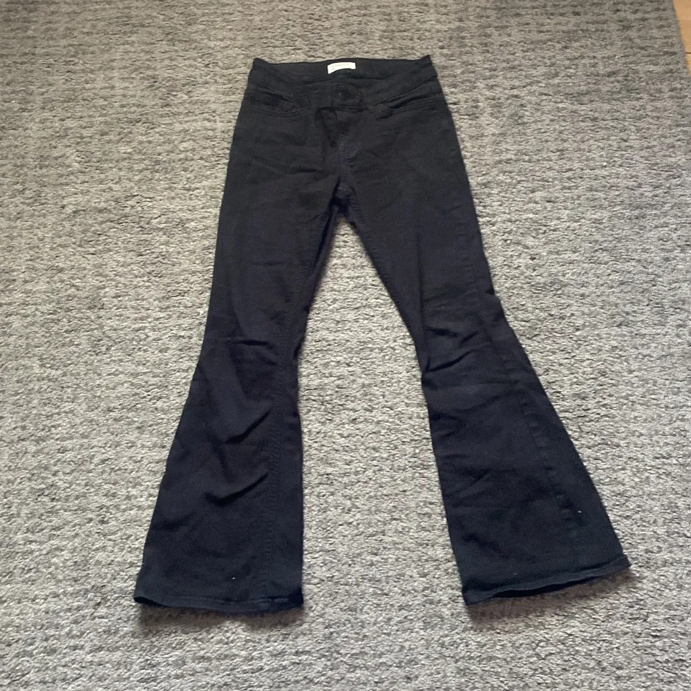 ❗️PRISSÄNKT❗️Säljer även dessa as snygga svarta bootcut byxor från Lindex i storlek 152. Byxorna är i väldigt bra skick och har en snygg passform med utsvängda ben. De är bara använda några fåtal gånger🩷 Säljer då de inte passar mig längre tyvärr. Jeans & Byxor.