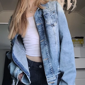 Jeansjacka  - En  blå jeansjacka från Denim identity, med fina detaljer på knapparna. Är i bra skick.