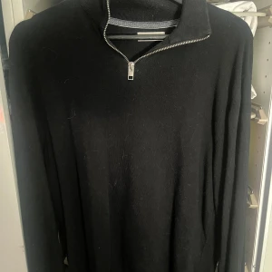 Half zip - Säljer nu min svarta half zip från Jack and Jones, tröjan är i väldigt bra skick och har varit sparsamt använd. Tröjan är i L men passar M också. Nypris ligger ungefär runt 500kr, priset kan sänkas vid snabb affär.