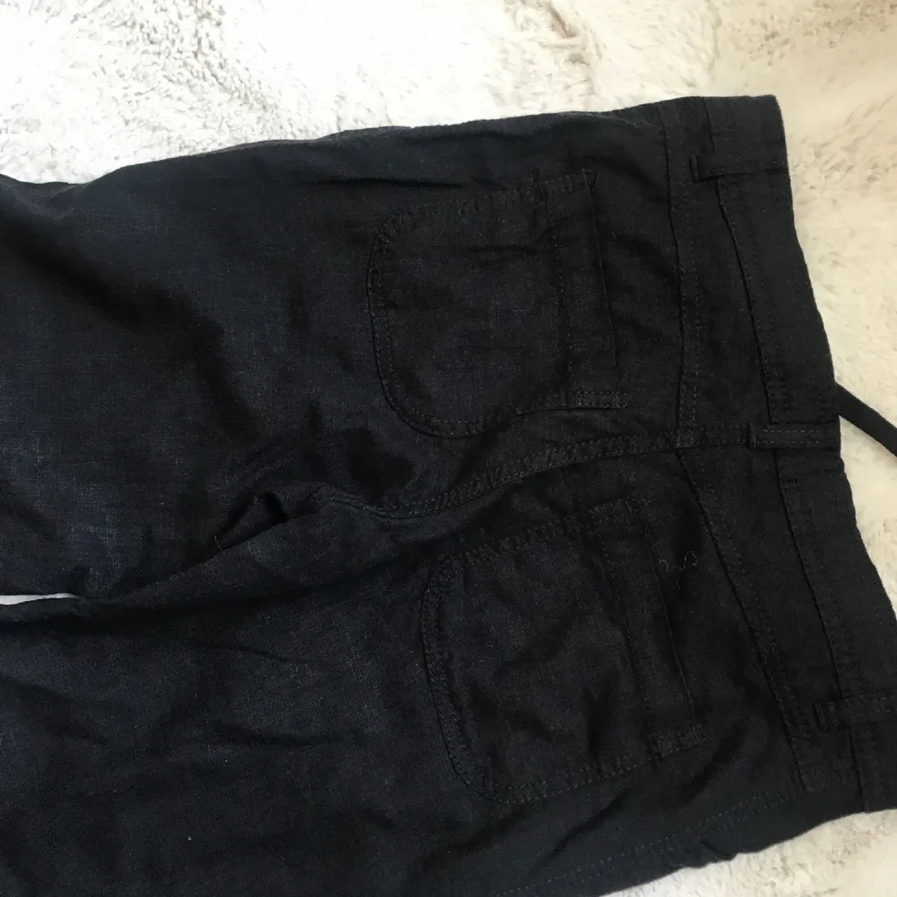 Hej! Säljer linnebyxor från HM i storlek XXS. De är slutsålda och populära. Inte använda. Kontakta för fler bilder. Dem är insydda och passar mig som är 155 cm perfekt.. Farkut & Housut.