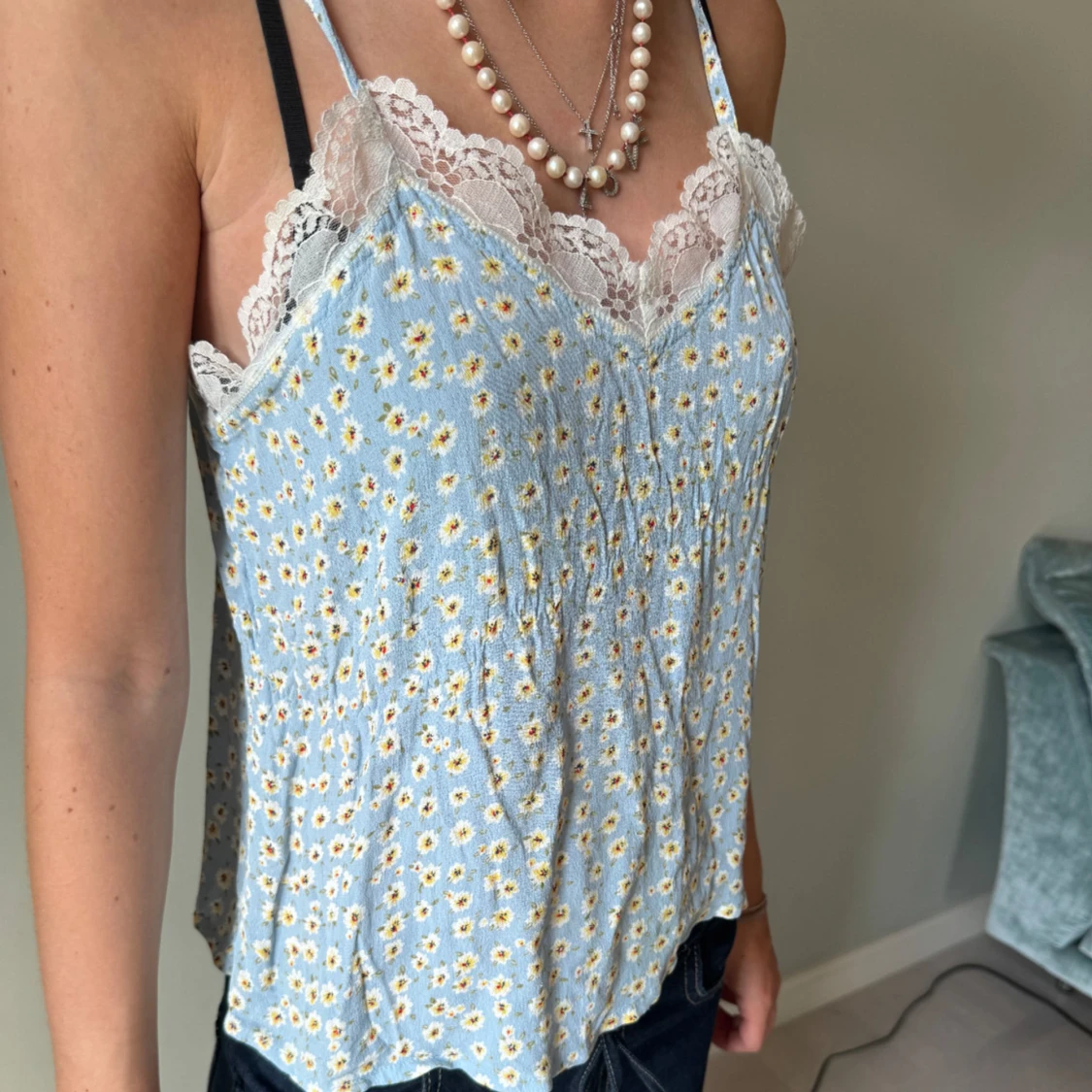 Blommig linne med spetsdetaljer - 90