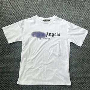 Palm angels tröja - Säljer nu min feta palm angels t-shirt då den inte kommer till användning. Skicket är 10/10 aldrig använd. Kommer med förpackningen. Ord pris: 2900kr. Priset går att diskutera!