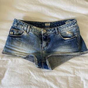 Jeansshorts  - Snygga lågmidjade jeansshorts från pull&bear💕 kan mötas upp i Stockholm. Priset kan diskuteras ☺️