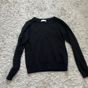 svart stickad tröja  - säljer denna fina svarta stickade tröjan från vila! typ som en vero Moda men lite typ tjockare material! använd väldigt få gånger pga inte min stil direkt. stl är S men passar mig som har xxs, xs. 