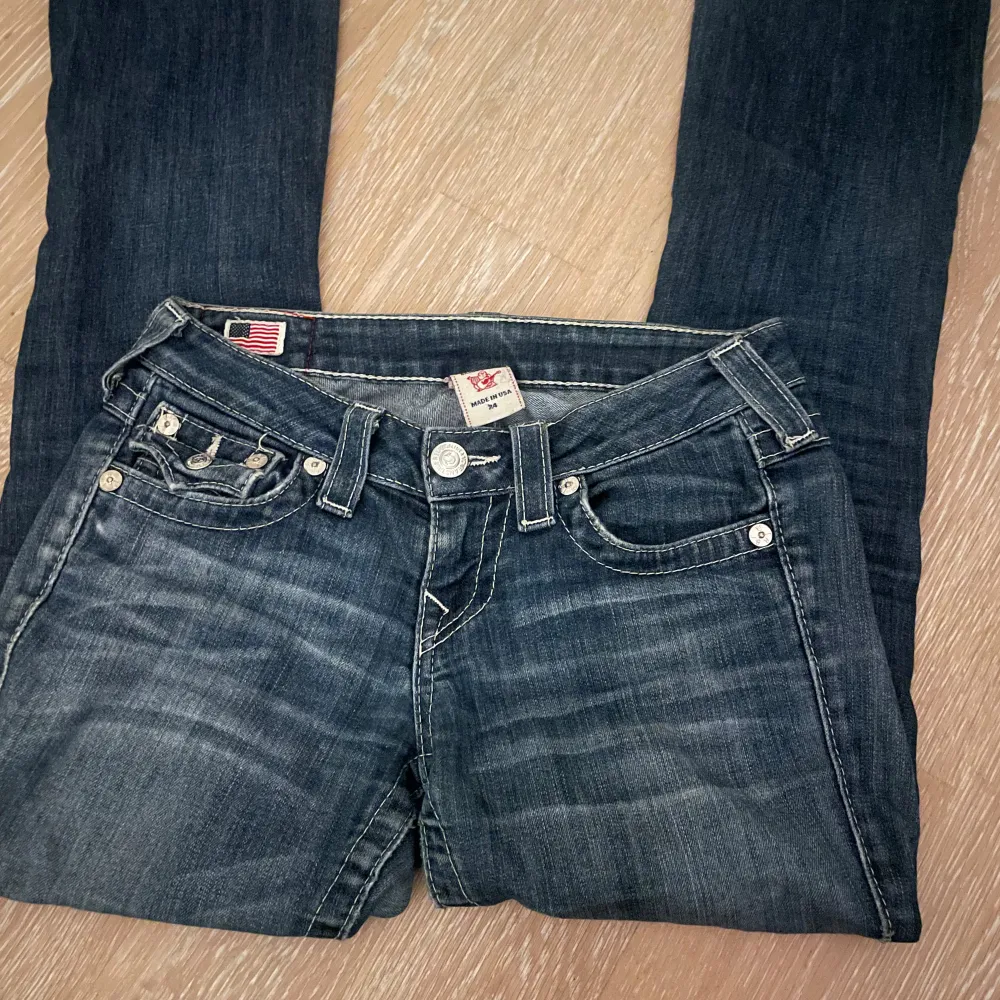 jätte snygga bootcut trueys som jag säljer då de är för stora för mig, köpte de på plick men bra skick💗 innerbenslängd : 75 cm, midja rakt över : 36cm 💗. Jeans & Byxor.