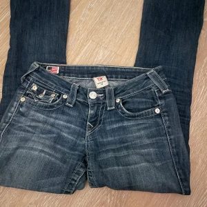 true religion jeans - jätte snygga bootcut trueys som jag säljer då de är för stora för mig, köpte de på plick men bra skick💗 innerbenslängd : 75 cm, midja rakt över : 36cm 💗