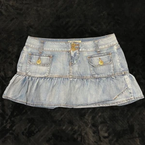 Jeanskjol - Så snygg lågmidjade jeanskjol som tyvärr är förstor 