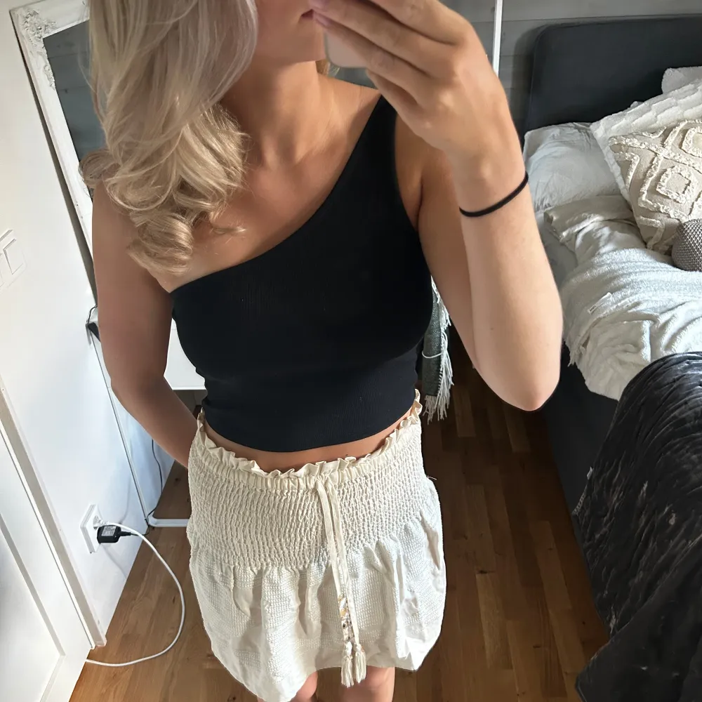 Ett jättefint croppat linne med en arm 🥰 passar jättebra till fest/sommar. Toppar.