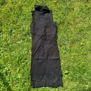 Svart ribbad klänning från Gina Tricot - Säljer en snygg svart ribbad klänning från Gina Tricot i storlek XS. Klänningen är ärmlös och har en tight passform som framhäver figuren. Perfekt för både vardag och fest! 🖤