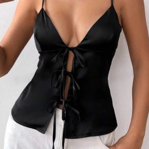 Festtopp - Säljer detta jättesnygga linne som är för stort för mig, därför kan jag inte visa egen bild med linnet på❤️