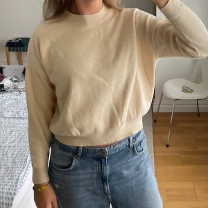 Beige stickad tröja - Superfin beige stickad tröja från Mango! Storlek S.