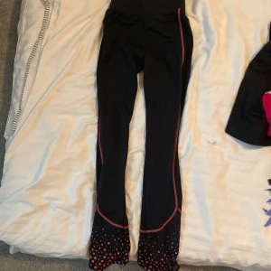 Konståknings byxor  -  Konståknings byxor storlek 133-142 prickar längst ner och typ som klister längst ner som man kan se på tredje bilden så att den sitter fast på skridskon använd 2-3 gånger 