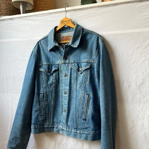 Jeansjacka levis - Farsans gamla jeansjacka Knappt använd