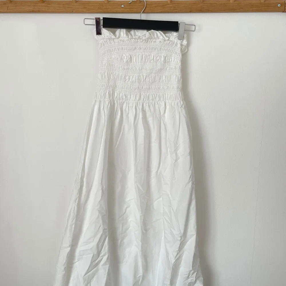 Superfin bandeauklänning från H&M i XS, men väldigt stretchig!. Mekot.